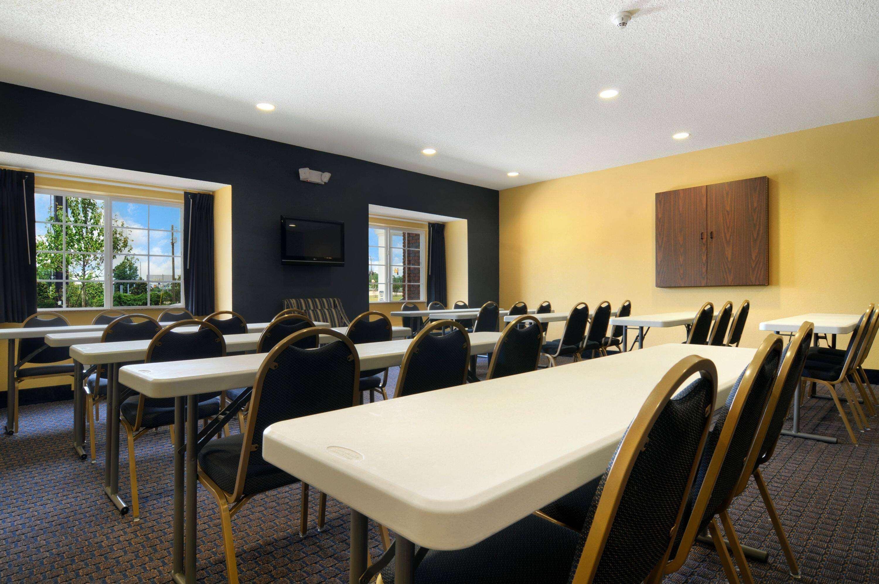 Microtel Inn & Suites By Wyndham Columbus Near Fort Moore Exterior photo